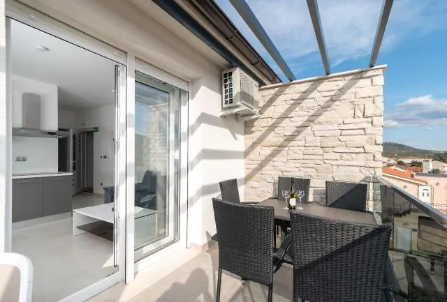 Antonia * רוגוזניצה