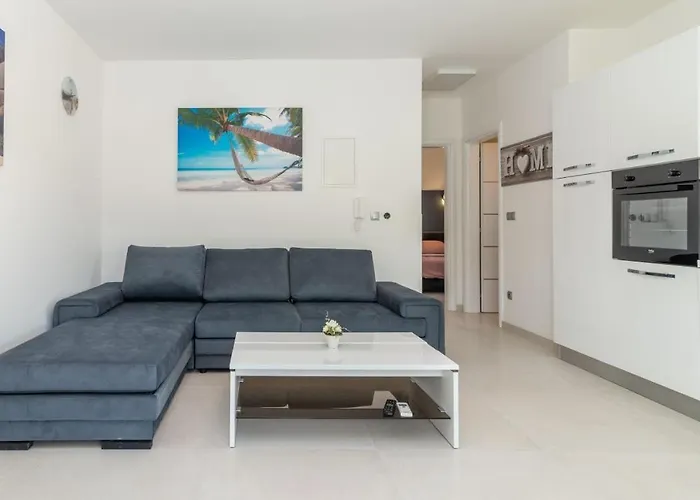 Antonia * רוגוזניצה